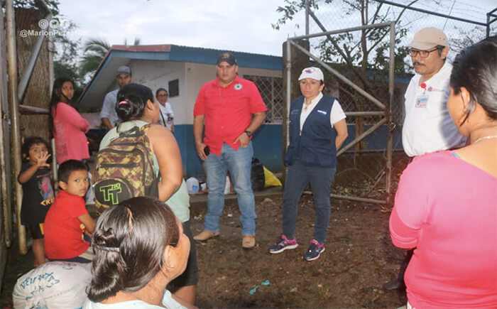 brigada-medica-visita-familias-afectadas-por-iota
